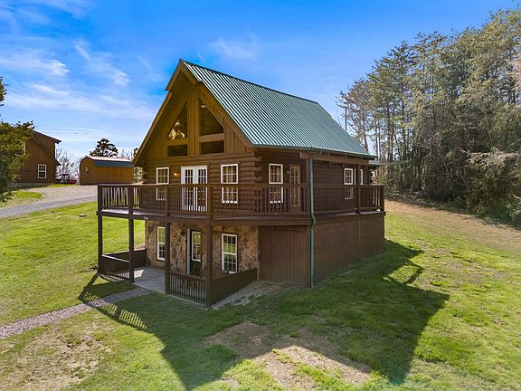 5th image of 164 Village Ln