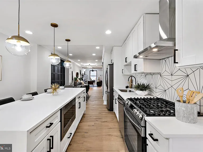 1013 S Baylis St — Photo 3