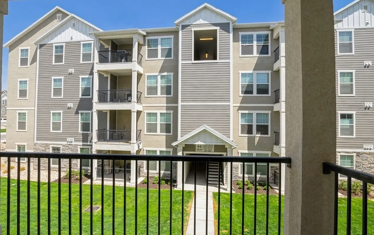 1806 W Newcastle Ln — Photo 2