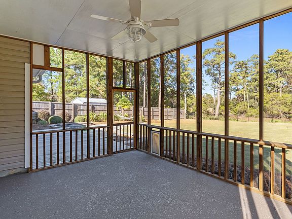 You MUST have a screened-in porch in Wilmington! And this is one that checks all the boxes.