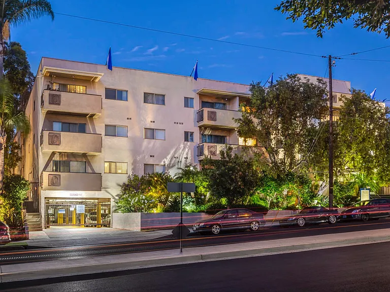 Apartments in West Los Angeles, CA Del Rio exterior building evening