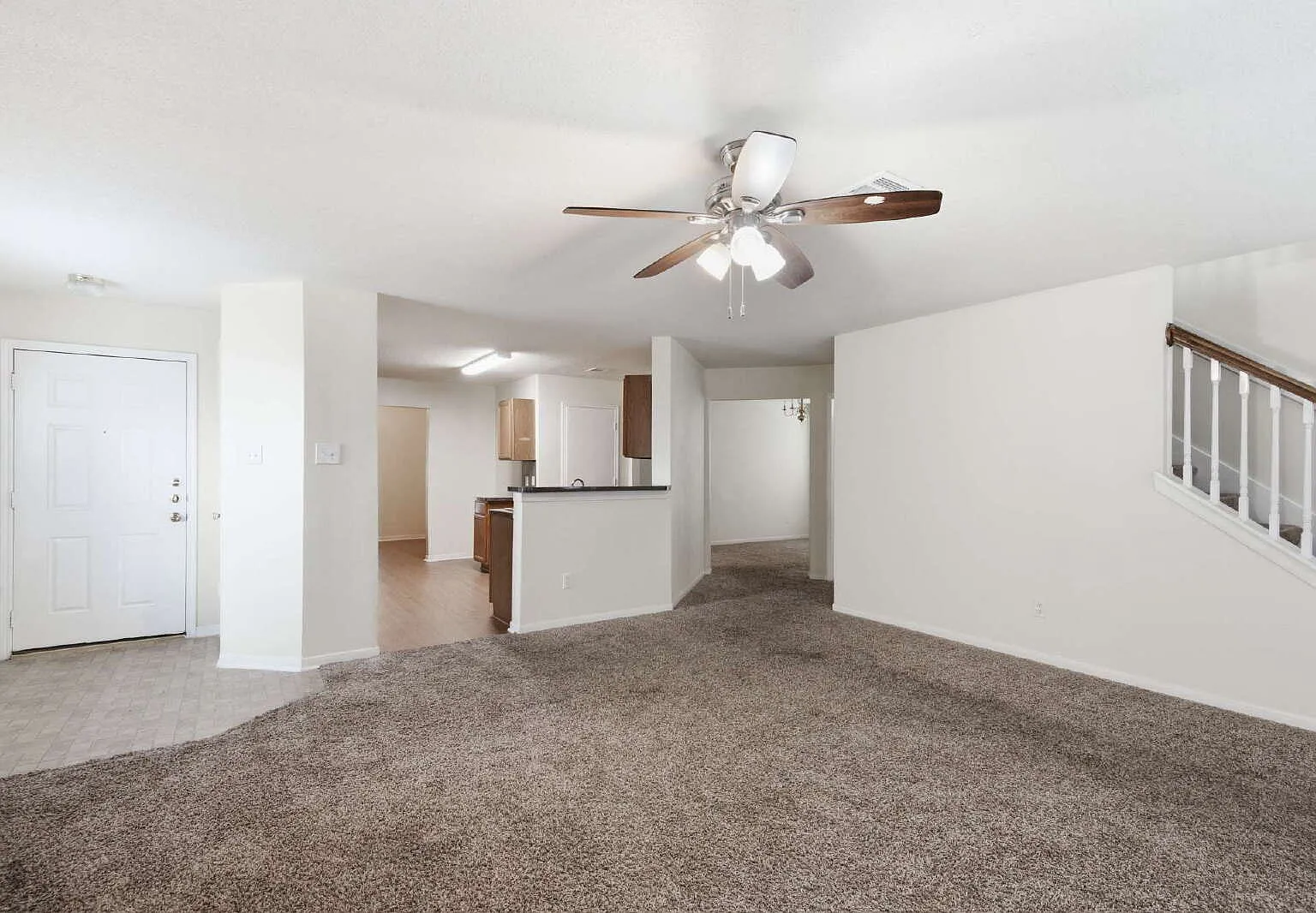 4 bed, 2.5 bath, 2700 sqft, $1,950 — Photo 2