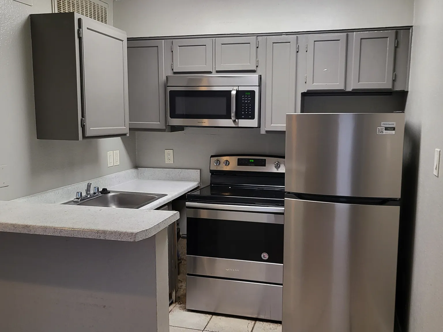 Studio, 423 sqft, $850 — Photo 1