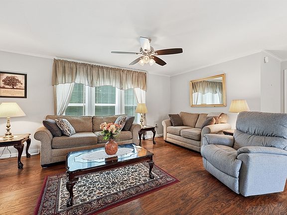 3rd image of 11 Carol Cir
