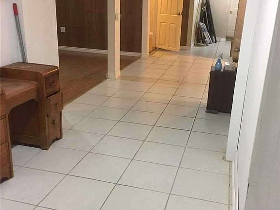 3rd image of 458 Midwood Cres