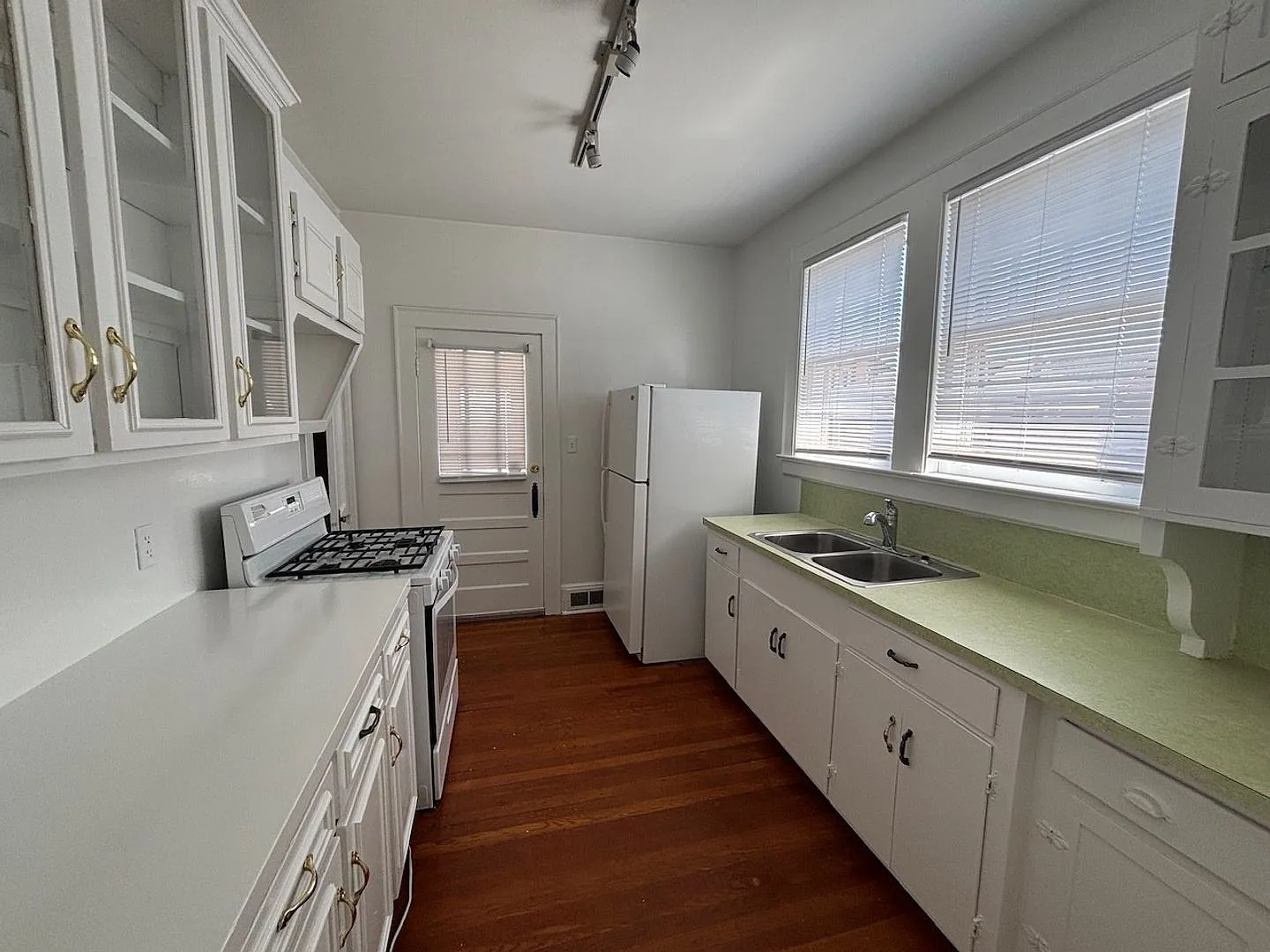 Bungalow in Earlewood — Photo 4