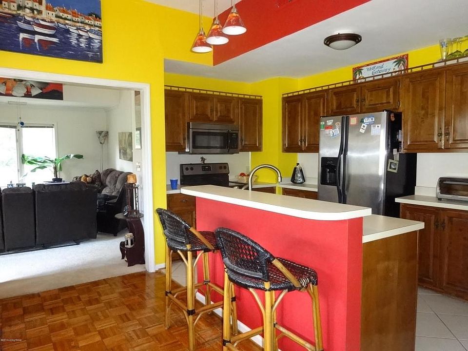 Kitchen w/ Breakfast Bar & Dining Area