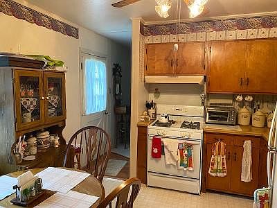 3rd image of 122 Cherry Dr