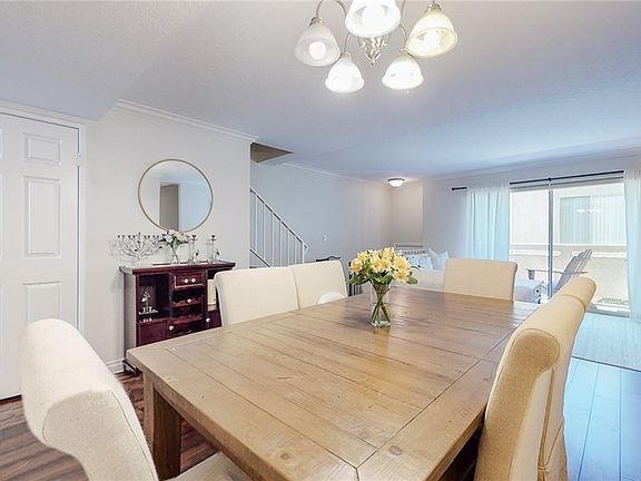 4th image of 13825 Victory Blvd Unit 3