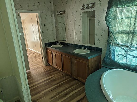 3rd image of 202 Apache Dr