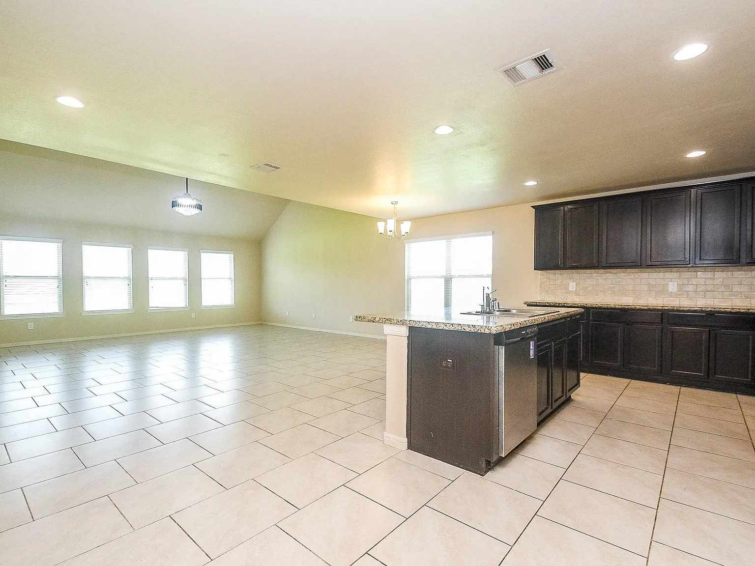 4 bed, 3.0 bath, 2877 sqft, $2,850 — Photo 4