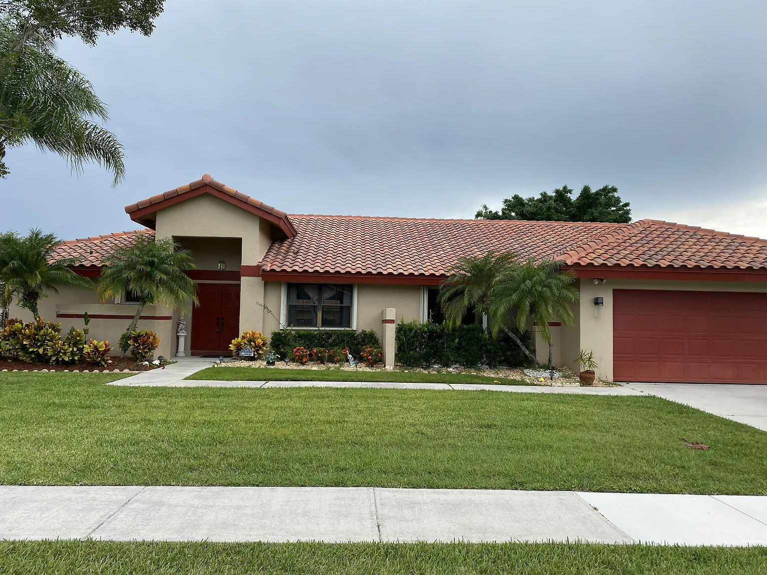 3 bed, 2.0 bath, 1928 sqft, $3,200 — Photo 1