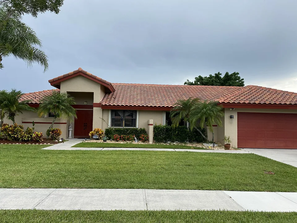 2153 Amesbury Cir