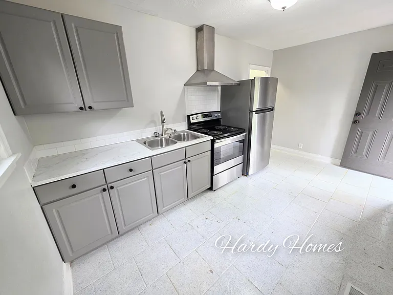 303 E 6th St #C — Photo 7