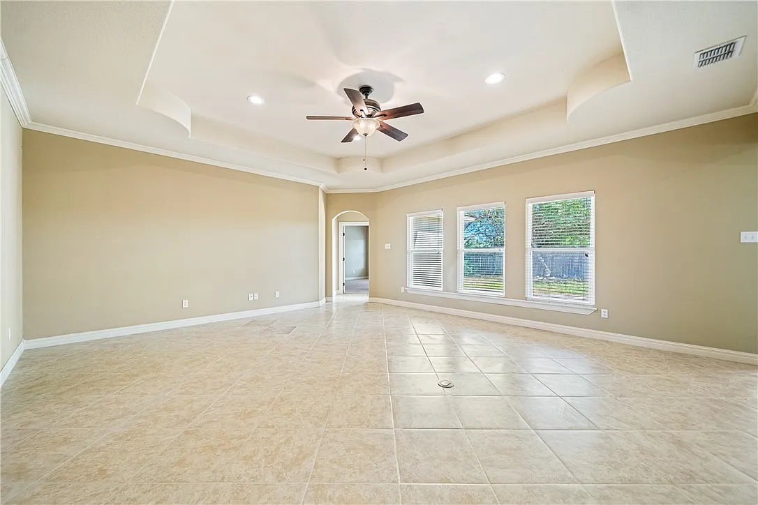 3 bed, 2.0 bath, 2036 sqft, $3,200 — Photo 4