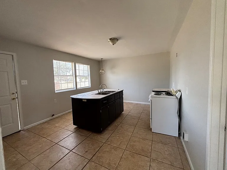 1009 E 15th St #B — Photo 5