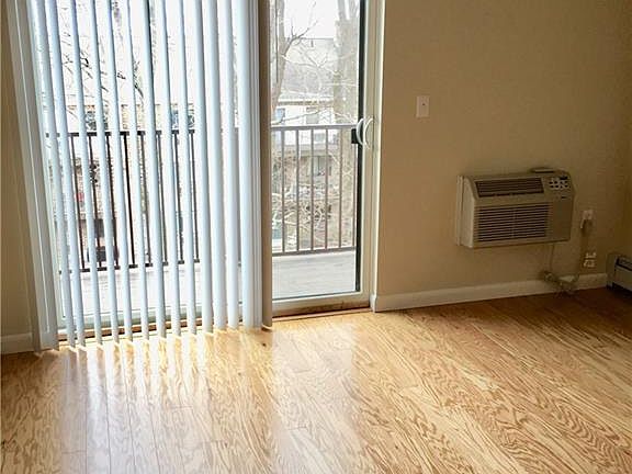 4th image of 752 Quaker Ln APT 309