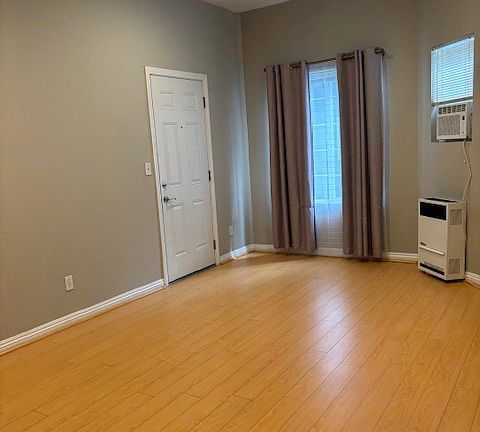 4th image of 525 N Raymond Ave #5