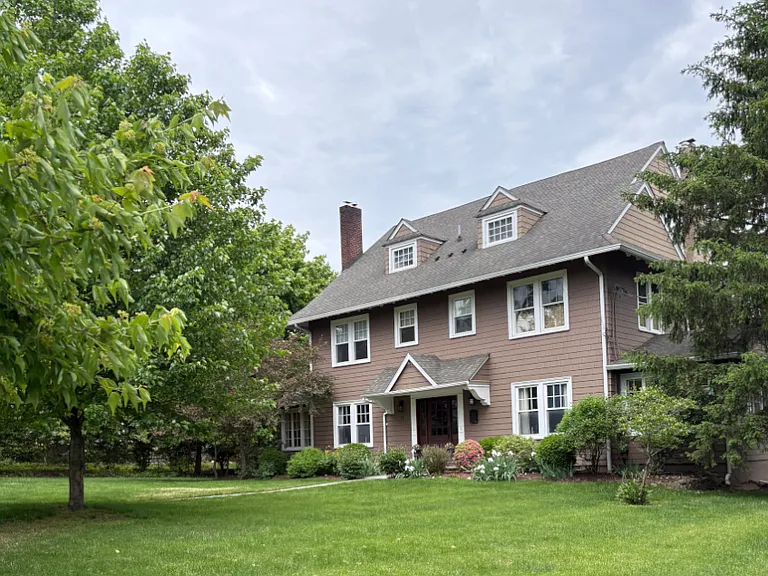 71B Crest Rd — Photo 1