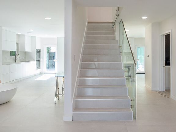 4th image of 9432 Oakmore Rd