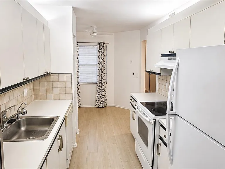 1300 SW 130th Ave #201F — Photo 11