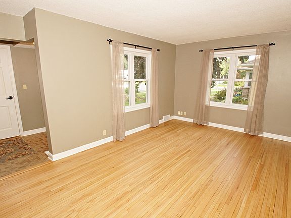 4th image of 108 2nd Ave SE