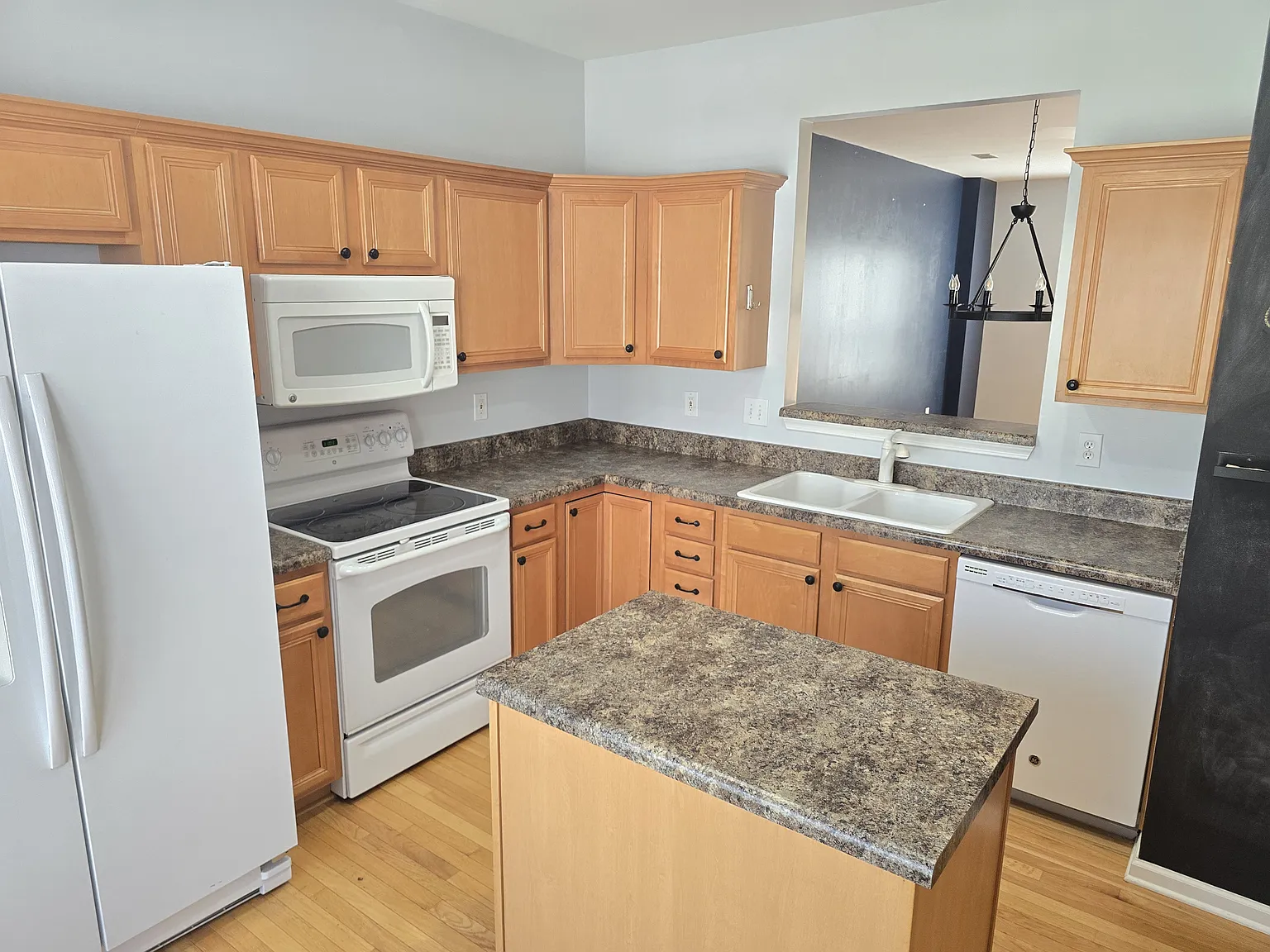 3 bed, 3.5 bath, 2005 sqft, $1,995 — Photo 4