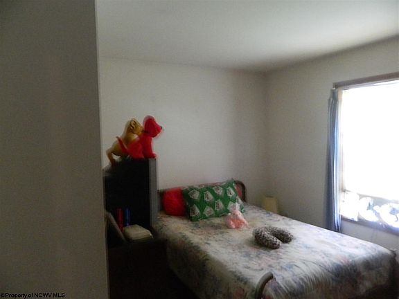 4th image of 10 Woodside Ln