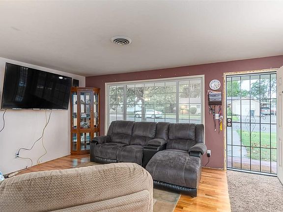 3rd image of 411 S Dennis Pl