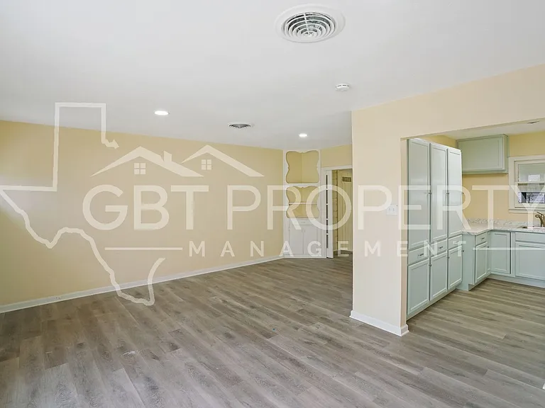 328 Williams St — Photo 5