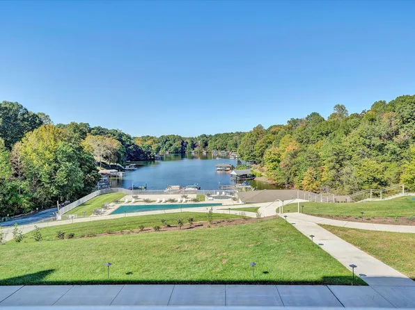 1089 Bluewater Dr, Moneta, VA 24121