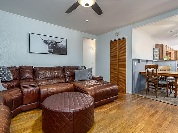 3rd image of 4536 Lexington Ave