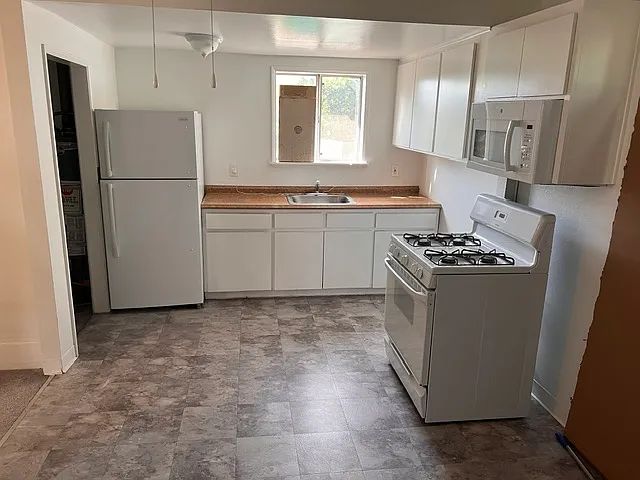 2264 Hewitt Ave — Photo 6