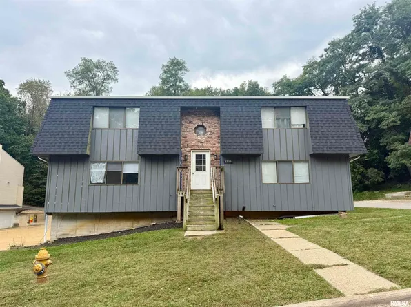 3223 Schuetzen Ln, Davenport, IA 52804