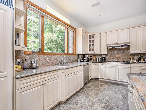 2nd image of 28 Woods Ct