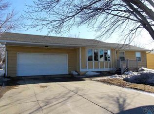 305 W 8th St, Hartford, SD 57033
