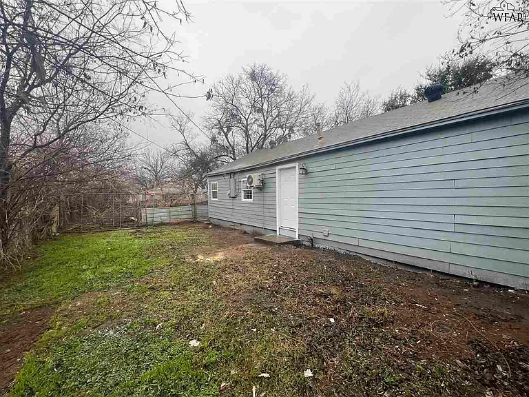 2142 Avenue F — Photo 10