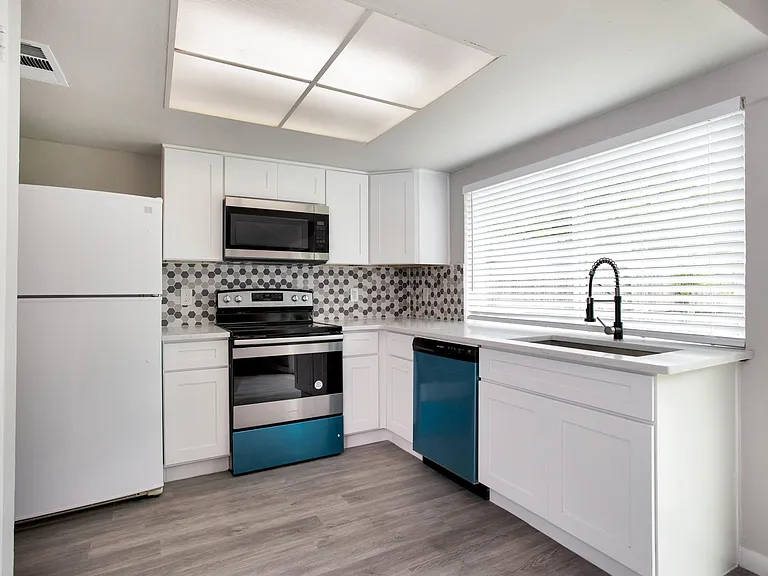810 Ravencroft Dr — Photo 13