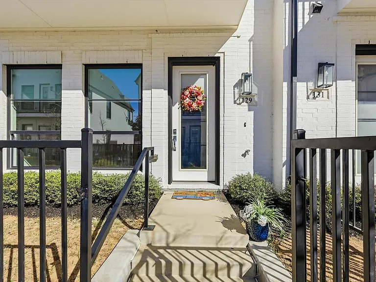 129 Garden Ct E — Photo 3