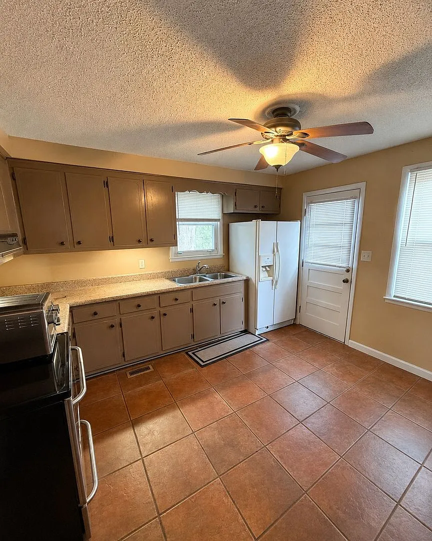 3 Bedroom Brick Home For Rent Near APSU! — Photo 4