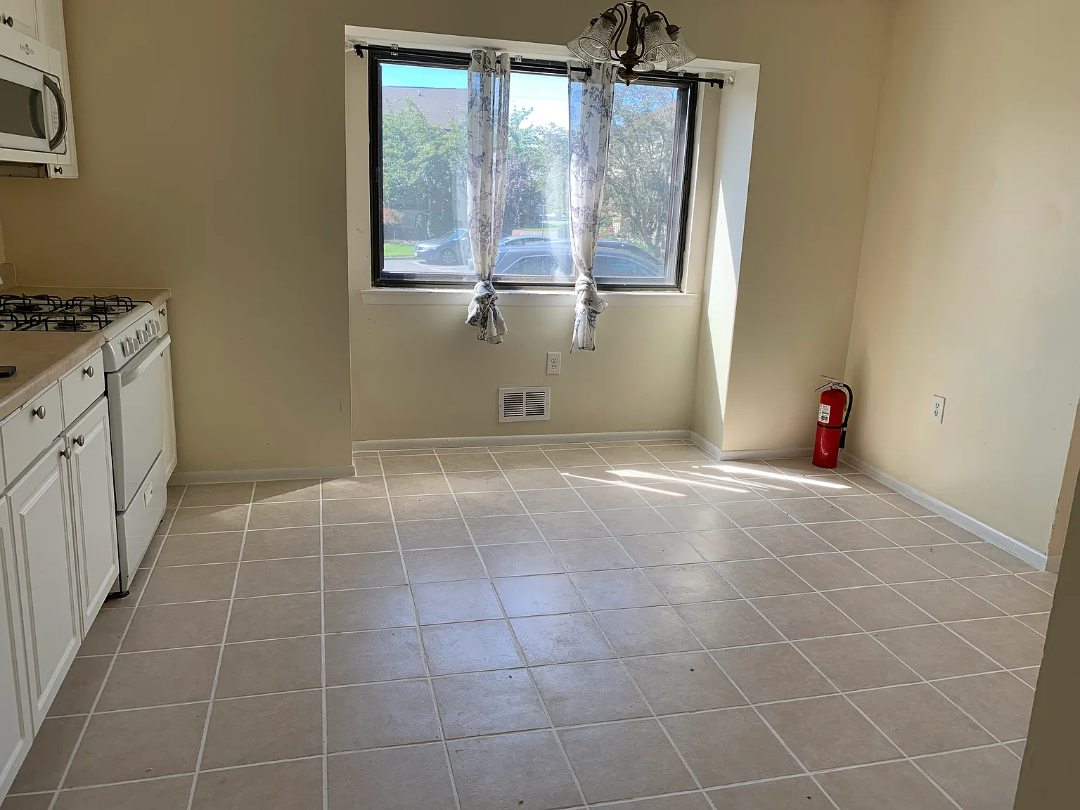 3 bed, 2.5 bath, 1400 sqft, $2,990 — Photo 3