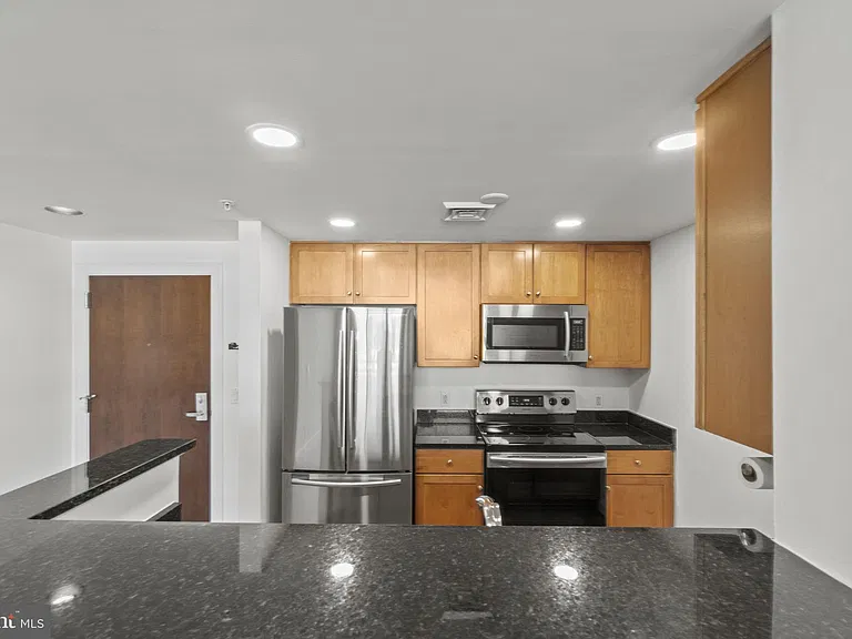 1020 N Highland St #221 — Photo 6