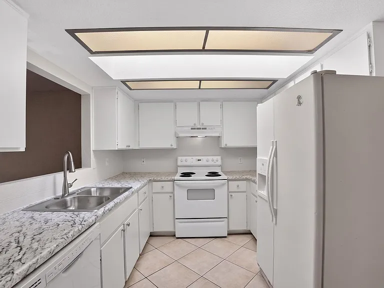 517 W Duke Dr — Photo 16