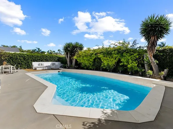 937 Carnation Ave, Costa Mesa, CA 92626