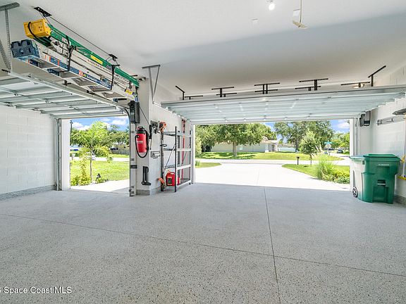 2nd image of 946 Roseland Rd