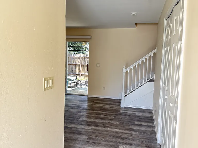 1019 SE 11th St #3 — Photo 2
