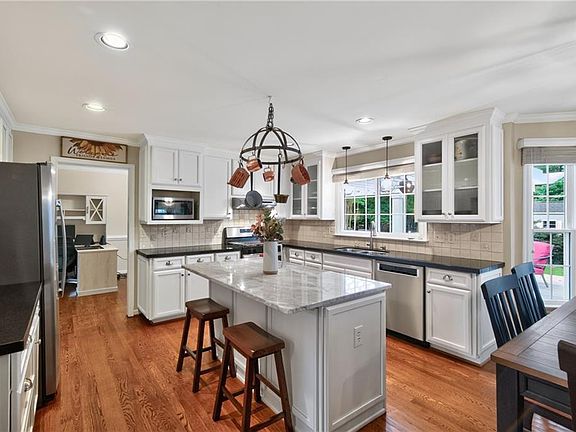 5th image of 407 Willards Way
