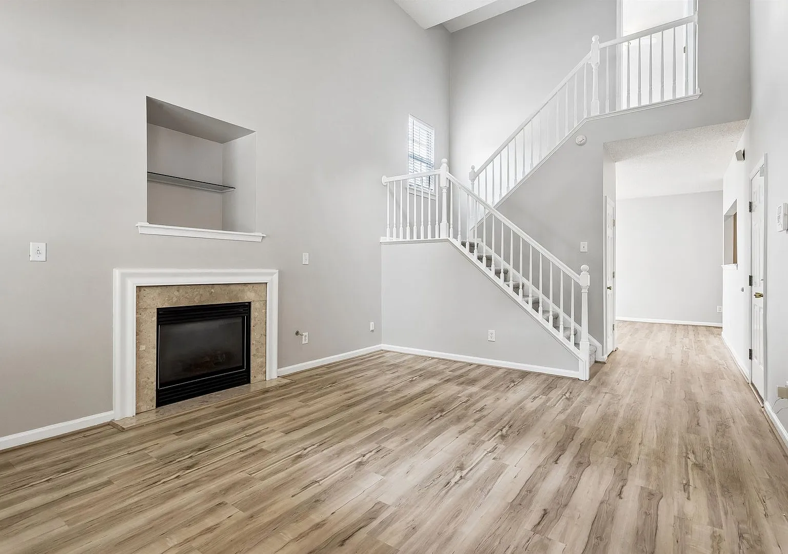 3 BR 3 BA Townhouse — Photo 2