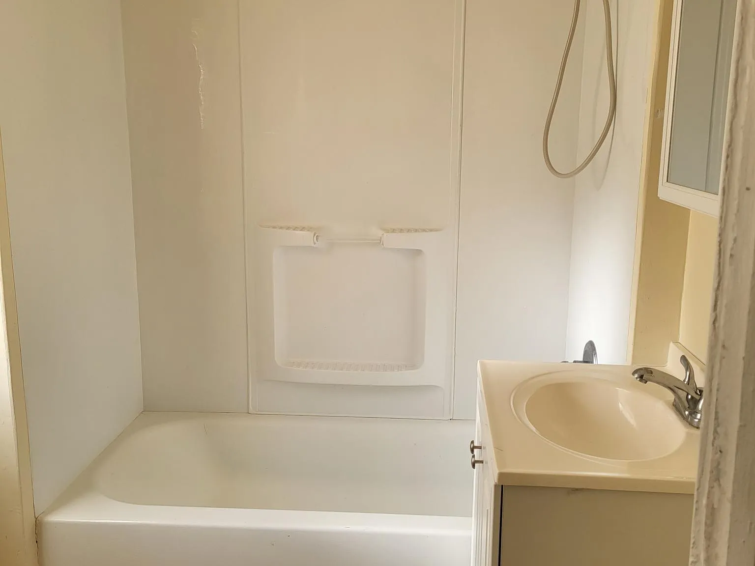 3 bed, 1.5 bath, 1350 sqft, $1,975 — Photo 4