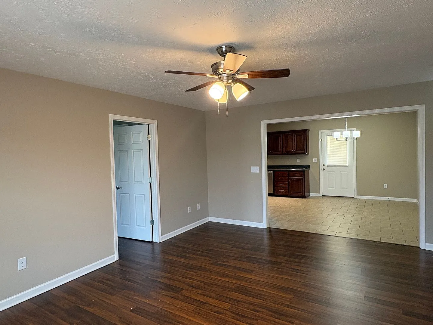 Cute 3 Bedroom Brick Home in Manchester! — Photo 3